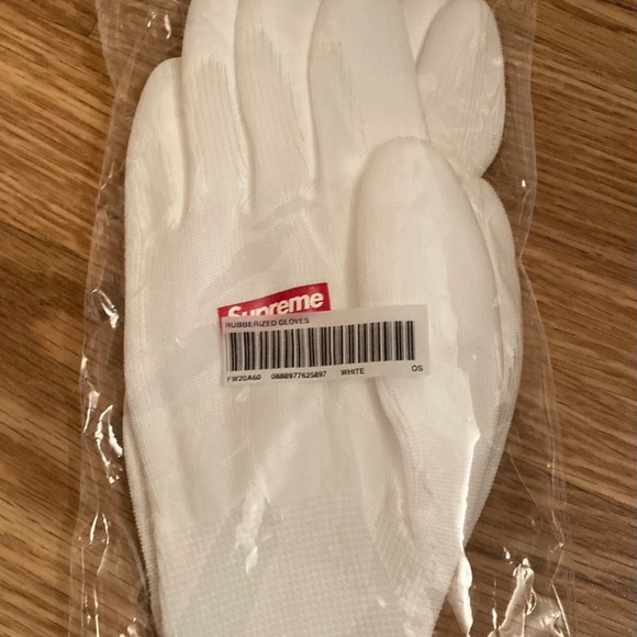 NWT supreme gloves - Picture 5 of 6